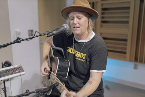 GARRISON STARR PERFORMING ACOUSTIC GUITAR
